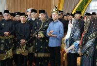 INIKEPRI.COM - Wali Kota Batam, Amsakar Achmad, bersama Wakil Wali Kota Batam, Li Claudia Chandra, tiba di Batam, Sabtu (1/3/2025). Kedatangan Amsakar dan Li Claudia disambut dengan prosesi adat Melayu di Ruang VVIP Bandara Internasional Hang Nadim Batam. Foto: INIKEPRI.COM
