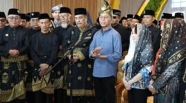 INIKEPRI.COM -  Wali Kota Batam, Amsakar Achmad, bersama Wakil Wali Kota Batam, Li Claudia Chandra, tiba di Batam, Sabtu (1/3/2025). Kedatangan Amsakar dan Li Claudia disambut dengan prosesi adat Melayu di Ruang VVIP Bandara Internasional Hang Nadim Batam. Foto: INIKEPRI.COM