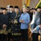 INIKEPRI.COM -  Wali Kota Batam, Amsakar Achmad, bersama Wakil Wali Kota Batam, Li Claudia Chandra, tiba di Batam, Sabtu (1/3/2025). Kedatangan Amsakar dan Li Claudia disambut dengan prosesi adat Melayu di Ruang VVIP Bandara Internasional Hang Nadim Batam. Foto: INIKEPRI.COM