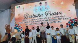 Wali Kota Batam sekaligus Ex Officio Kepala BP Batam Amsakar Achmad menyantuni anak yatim di buka bersama. Foto: INIKEPRI.COM