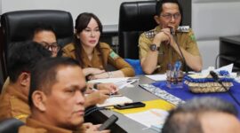 Wali Kota Batam, Amsakar Achmad, memimpin Rapat Koordinasi Pengendalian Inflasi Daerah yang berlangsung di Kantor Wali Kota Batam, Senin (10/3/2025). Rapat ini turut dihadiri Wakil Wali Kota Batam, Li Claudia Chandra, serta Sekretaris Daerah Kota Batam, Jefridin, M.Pd. Foto: INIKEPRI.COM/Media Center Batam