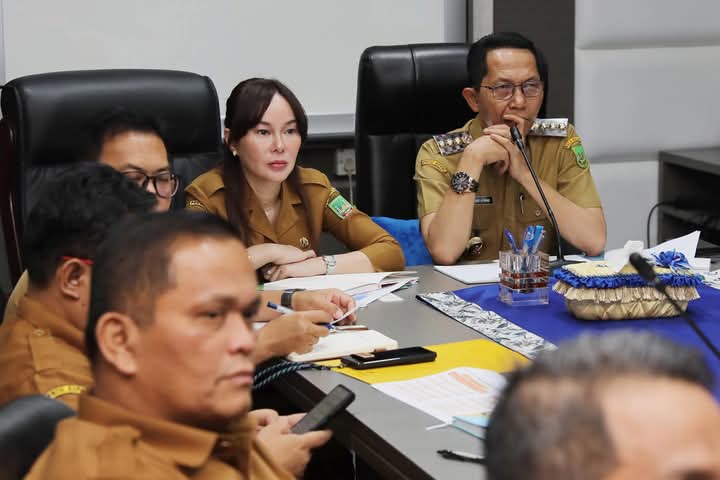 Wali Kota Batam, Amsakar Achmad, memimpin Rapat Koordinasi Pengendalian Inflasi Daerah yang berlangsung di Kantor Wali Kota Batam, Senin (10/3/2025). Rapat ini turut dihadiri Wakil Wali Kota Batam, Li Claudia Chandra, serta Sekretaris Daerah Kota Batam, Jefridin, M.Pd. Foto: INIKEPRI.COM/Media Center Batam