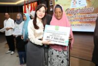 Wali Kota Batam, Amsakar Achmad, bersama Wakil Wali Kota Batam, Li Claudia Chandra, menyerahkan bantuan Belanja Tidak Terduga (BTT) untuk korban bencana alam yang terjadi pada awal tahun 2025. Penyerahan bantuan ini berlangsung di Kantor Wali Kota Batam, Selasa (11/3/2025). Foto: INIKEPRI.COM/Media Center Batam 