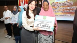 Wali Kota Batam, Amsakar Achmad, bersama Wakil Wali Kota Batam, Li Claudia Chandra, menyerahkan bantuan Belanja Tidak Terduga (BTT) untuk korban bencana alam yang terjadi pada awal tahun 2025. Penyerahan bantuan ini berlangsung di Kantor Wali Kota Batam, Selasa (11/3/2025). Foto: INIKEPRI.COM/Media Center Batam 