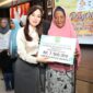 Wali Kota Batam, Amsakar Achmad, bersama Wakil Wali Kota Batam, Li Claudia Chandra, menyerahkan bantuan Belanja Tidak Terduga (BTT) untuk korban bencana alam yang terjadi pada awal tahun 2025. Penyerahan bantuan ini berlangsung di Kantor Wali Kota Batam, Selasa (11/3/2025). Foto: INIKEPRI.COM/Media Center Batam 