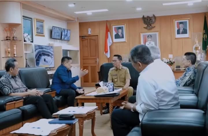 Wali Kota Batam sekaligus Ex Officio Kepala BP Batam Amsakar Achmad saat menerima kunjungan mantan kepala BP Batam Lukita Dinarsyah Tuwo. Foto: Facebook Amsakar Achmad 