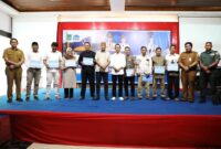 Wali Kota Batam, Amsakar Achmad, menyerahkan secara simbolis insentif kepada seluruh Ketua Rukun Tetangga (RT) dan Rukun Warga (RW) se-Kecamatan Bengkong di Golden Prawn Bengkong, Selasa (11/3/2025). Foto: INIKEPRI.COM/Media Center Batam 