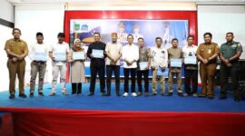 Wali Kota Batam, Amsakar Achmad, menyerahkan secara simbolis insentif kepada seluruh Ketua Rukun Tetangga (RT) dan Rukun Warga (RW) se-Kecamatan Bengkong di Golden Prawn Bengkong, Selasa (11/3/2025). Foto: INIKEPRI.COM/Media Center Batam 