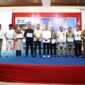 Wali Kota Batam, Amsakar Achmad, menyerahkan secara simbolis insentif kepada seluruh Ketua Rukun Tetangga (RT) dan Rukun Warga (RW) se-Kecamatan Bengkong di Golden Prawn Bengkong, Selasa (11/3/2025). Foto: INIKEPRI.COM/Media Center Batam 