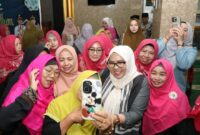 Ketua Tim Penggerak Pemberdayaan dan Kesejahteraan Keluarga (TP PKK) Kota Batam, Erlita Amsakar, kembali turun langsung dalam kegiatan Pembinaan Akhlak Mulia (PAM) yang berlangsung di Masjid Nurul Huda Griya Sagulung Permai, Kelurahan Sagulung Kota, Kecamatan Sagulung, pada Kamis (13/03/2025). Foto: INIKEPRI.COM/Media Center Batam 