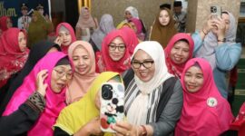 Ketua Tim Penggerak Pemberdayaan dan Kesejahteraan Keluarga (TP PKK) Kota Batam, Erlita Amsakar, kembali turun langsung dalam kegiatan Pembinaan Akhlak Mulia (PAM) yang berlangsung di Masjid Nurul Huda Griya Sagulung Permai, Kelurahan Sagulung Kota, Kecamatan Sagulung, pada Kamis (13/03/2025). Foto: INIKEPRI.COM/Media Center Batam 