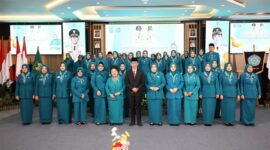 Wali Kota Batam Amsakar Achmad seusai mengukuhkan dan melantik Ketua TP PKK Kota Batam, Erlita Amsakar, beserta jajaran pengurus TP PKK Kota Batam masa bakti 2025-2030 di Kantor Wali Kota Batam, Jumat (14/3/2025). Foto; INIKEPRI.COM/Media Center Batam 