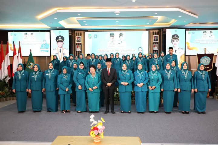 Wali Kota Batam Amsakar Achmad seusai mengukuhkan dan melantik Ketua TP PKK Kota Batam, Erlita Amsakar, beserta jajaran pengurus TP PKK Kota Batam masa bakti 2025-2030 di Kantor Wali Kota Batam, Jumat (14/3/2025). Foto; INIKEPRI.COM/Media Center Batam