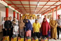 Wali Kota Batam, Amsakar Achmad, menghadiri dan turut membagikan secara simbolis bantuan sembako dalam kegiatan sosial Ramadan, di Vihara Samudera Dharma Kecamatan Sekupang, Sabtu (15/3/2025). Foto: INIKEPRI.COM