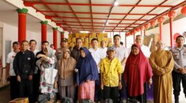 Wali Kota Batam, Amsakar Achmad, menghadiri dan turut membagikan secara simbolis bantuan sembako dalam kegiatan sosial Ramadan, di Vihara Samudera Dharma Kecamatan Sekupang, Sabtu (15/3/2025). Foto: INIKEPRI.COM