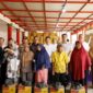Wali Kota Batam, Amsakar Achmad, menghadiri dan turut membagikan secara simbolis bantuan sembako dalam kegiatan sosial Ramadan, di Vihara Samudera Dharma Kecamatan Sekupang, Sabtu (15/3/2025). Foto: INIKEPRI.COM