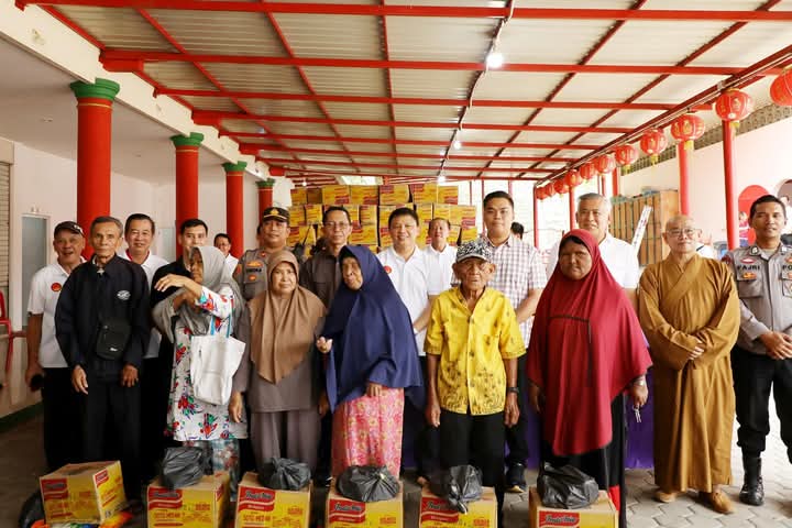 Wali Kota Batam, Amsakar Achmad, menghadiri dan turut membagikan secara simbolis bantuan sembako dalam kegiatan sosial Ramadan, di Vihara Samudera Dharma Kecamatan Sekupang, Sabtu (15/3/2025). Foto: INIKEPRI.COM