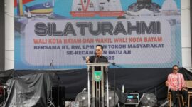 Wali Kota Batam, Amsakar Achmad bersilaturahmi bersama Ketua RT, RW, LPM, kader posyandu, serta tokoh masyarakat Kecamatan Batu Aji, di Kasta Coffee Batuaji, Sabtu (15/3/2025). Foto: INIKEPRI.COM