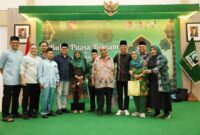 Wali Kota Batam sekaligus Ketua Umum Majelis Daerah Korps Alumni Himpunan Mahasiswa Islam (MD KAHMI) Kota Batam, Amsakar Achmad berbuka puasa bersama KAHMI Kota Batam sekaligus memberikan santunan kepada 100 anak yatim, di PIH Batam Center, Sabtu (15/3/2025). Foto: INIKEPRI.COM