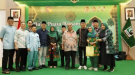 Wali Kota Batam sekaligus Ketua Umum Majelis Daerah Korps Alumni Himpunan Mahasiswa Islam (MD KAHMI) Kota Batam, Amsakar Achmad berbuka puasa bersama KAHMI Kota Batam sekaligus memberikan santunan kepada 100 anak yatim, di PIH Batam Center, Sabtu (15/3/2025). Foto: INIKEPRI.COM