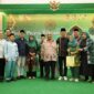 Wali Kota Batam sekaligus Ketua Umum Majelis Daerah Korps Alumni Himpunan Mahasiswa Islam (MD KAHMI) Kota Batam, Amsakar Achmad berbuka puasa bersama KAHMI Kota Batam sekaligus memberikan santunan kepada 100 anak yatim, di PIH Batam Center, Sabtu (15/3/2025). Foto: INIKEPRI.COM