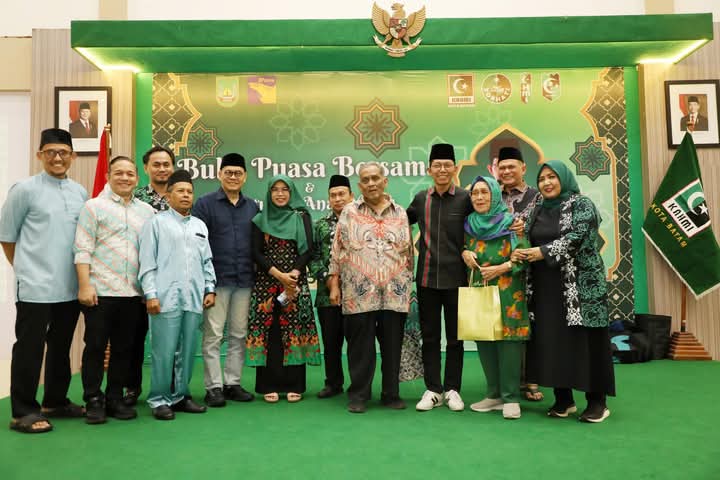 Wali Kota Batam sekaligus Ketua Umum Majelis Daerah Korps Alumni Himpunan Mahasiswa Islam (MD KAHMI) Kota Batam, Amsakar Achmad berbuka puasa bersama KAHMI Kota Batam sekaligus memberikan santunan kepada 100 anak yatim, di PIH Batam Center, Sabtu (15/3/2025). Foto: INIKEPRI.COM