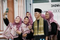 Wali Kota Batam, Amsakar Achmad, melaksanakan Salat Isya dan Tarawih berjemaah bersama masyarakat Kecamatan Batam Kota dalam rangka Safari Ramadan 1446 H/2025 M, di Masjid Al Istiqomah Kelurahan Sungai Panas, Sabtu (15/3/2025). Foto: INIKEPRI.COM