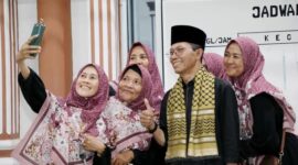 Wali Kota Batam, Amsakar Achmad, melaksanakan Salat Isya dan Tarawih berjemaah bersama masyarakat Kecamatan Batam Kota dalam rangka Safari Ramadan 1446 H/2025 M, di Masjid Al Istiqomah Kelurahan Sungai Panas, Sabtu (15/3/2025). Foto: INIKEPRI.COM
