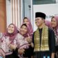 Wali Kota Batam, Amsakar Achmad, melaksanakan Salat Isya dan Tarawih berjemaah bersama masyarakat Kecamatan Batam Kota dalam rangka Safari Ramadan 1446 H/2025 M, di Masjid Al Istiqomah Kelurahan Sungai Panas, Sabtu (15/3/2025). Foto: INIKEPRI.COM
