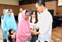 Pemerintah Kota Batam di bawah kepemimpinan Wali Kota Batam dan Wakil Wali Kota Batam,  Amsakar Achmad dan Li Claudia Chandra terus memperkuat program bantuan sosial (bansos) bagi masyarakat. Salah satu kebijakan  yang  diterapkan adalah meningkatkan jumlah penerima bansos lansia pada tahun 2025.  Foto; INIKEPRI.COM