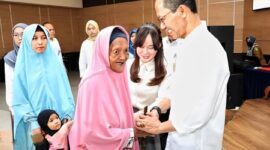 Pemerintah Kota Batam di bawah kepemimpinan Wali Kota Batam dan Wakil Wali Kota Batam,  Amsakar Achmad dan Li Claudia Chandra terus memperkuat program bantuan sosial (bansos) bagi masyarakat. Salah satu kebijakan  yang  diterapkan adalah meningkatkan jumlah penerima bansos lansia pada tahun 2025.  Foto; INIKEPRI.COM