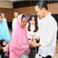 Pemerintah Kota Batam di bawah kepemimpinan Wali Kota Batam dan Wakil Wali Kota Batam,  Amsakar Achmad dan Li Claudia Chandra terus memperkuat program bantuan sosial (bansos) bagi masyarakat. Salah satu kebijakan  yang  diterapkan adalah meningkatkan jumlah penerima bansos lansia pada tahun 2025.  Foto; INIKEPRI.COM
