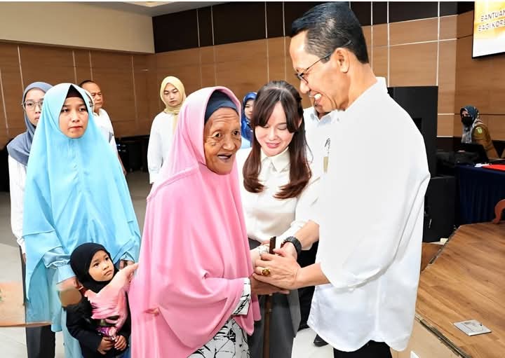 Pemerintah Kota Batam di bawah kepemimpinan Wali Kota Batam dan Wakil Wali Kota Batam,  Amsakar Achmad dan Li Claudia Chandra terus memperkuat program bantuan sosial (bansos) bagi masyarakat. Salah satu kebijakan  yang  diterapkan adalah meningkatkan jumlah penerima bansos lansia pada tahun 2025.  Foto; INIKEPRI.COM