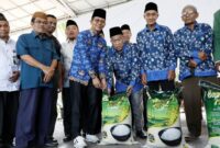 Wali Kota Batam, Amsakar Achmad, bersama dengan pengusaha H. Hasim, menyerahkan bantuan beras sebanyak 4.000 karung untuk para tokoh agama di Batam. Penyerahan tersebut berlangsung di Panggung Utama Dataran Engku Putri, Senin (17/3/2025). Foto: INIKEPRI.COM