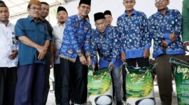 Wali Kota Batam, Amsakar Achmad, bersama dengan pengusaha H. Hasim, menyerahkan bantuan beras sebanyak 4.000 karung untuk para tokoh agama di Batam. Penyerahan tersebut berlangsung di Panggung Utama Dataran Engku Putri, Senin (17/3/2025). Foto: INIKEPRI.COM