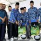 Wali Kota Batam, Amsakar Achmad, bersama dengan pengusaha H. Hasim, menyerahkan bantuan beras sebanyak 4.000 karung untuk para tokoh agama di Batam. Penyerahan tersebut berlangsung di Panggung Utama Dataran Engku Putri, Senin (17/3/2025). Foto: INIKEPRI.COM