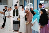 Dalam acara buka puasa bersama sekaligus dalam rangka peringatan Malam Nuzululqur'an tingkat Kota Batam di Masjid Sultan Mahmud Riayat Syah, Batuaji, Batam, Senin (17/3/2025), Amsakar dan Li Claudia secara simbolis menyerahkan santunan kepada 3.000 anak yatim piatu. Foto: INIKEPRI.COM