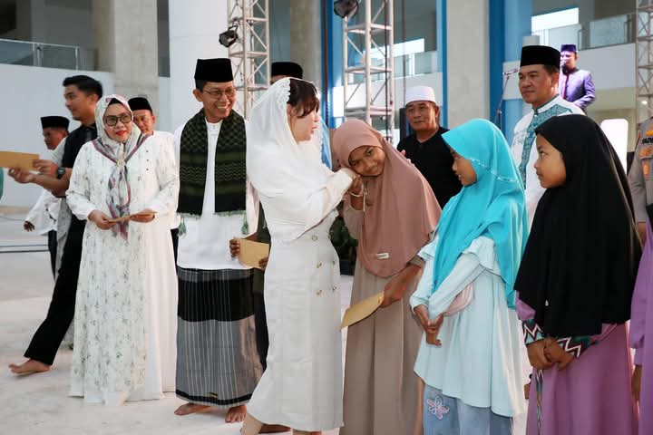 Dalam acara buka puasa bersama sekaligus dalam rangka peringatan Malam Nuzululqur'an tingkat Kota Batam di Masjid Sultan Mahmud Riayat Syah, Batuaji, Batam, Senin (17/3/2025), Amsakar dan Li Claudia secara simbolis menyerahkan santunan kepada 3.000 anak yatim piatu. Foto: INIKEPRI.COM