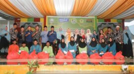Ketua Tim Penggerak Pemberdayaan dan Kesejahteraan Keluarga (TP PKK) Kota Batam, Erlita Amsakar, bersama SMP Negeri 12 Batam menggelar kegiatan Berbagi dan Buka Puasa Bersama dengan para siswa pada Rabu (19/3/2025). Foto: INIKEPRI.COM/Media Center Batam 