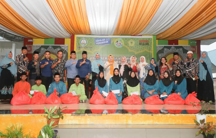 Ketua Tim Penggerak Pemberdayaan dan Kesejahteraan Keluarga (TP PKK) Kota Batam, Erlita Amsakar, bersama SMP Negeri 12 Batam menggelar kegiatan Berbagi dan Buka Puasa Bersama dengan para siswa pada Rabu (19/3/2025). Foto: INIKEPRI.COM/Media Center Batam 