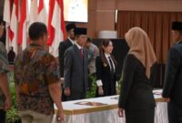 Wali Kota Batam, Amsakar Achmad, melantik dan mengukuhkan Pejabat Pimpinan Tinggi Pratama, Administrasi, serta Pengawas di lingkungan Pemerintah Kota (Pemko) Batam. Acara berlangsung di Aula Engku Hamidah, Lantai IV Kantor Wali Kota Batam, Kamis (20/3/2025) pagi. Foto: INIKEPRI.COM