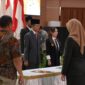 Wali Kota Batam, Amsakar Achmad, melantik dan mengukuhkan Pejabat Pimpinan Tinggi Pratama, Administrasi, serta Pengawas di lingkungan Pemerintah Kota (Pemko) Batam. Acara berlangsung di Aula Engku Hamidah, Lantai IV Kantor Wali Kota Batam, Kamis (20/3/2025) pagi. Foto: INIKEPRI.COM