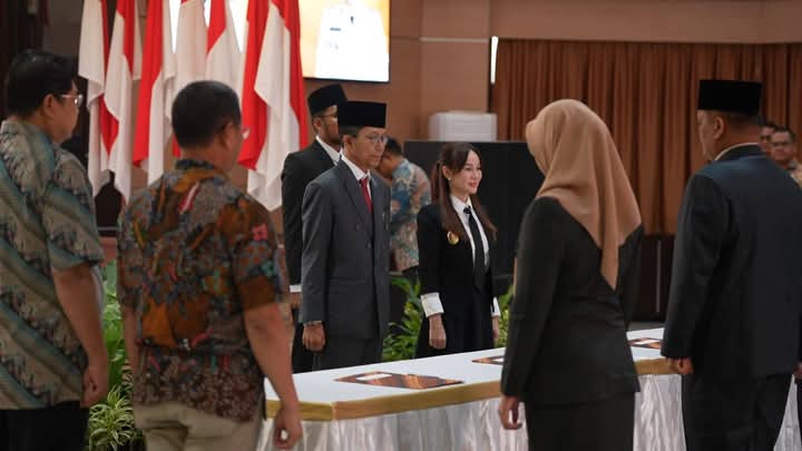 Wali Kota Batam, Amsakar Achmad, melantik dan mengukuhkan Pejabat Pimpinan Tinggi Pratama, Administrasi, serta Pengawas di lingkungan Pemerintah Kota (Pemko) Batam. Acara berlangsung di Aula Engku Hamidah, Lantai IV Kantor Wali Kota Batam, Kamis (20/3/2025) pagi. Foto: INIKEPRI.COM