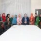 Ketua TP PKK Kota Batam, Erlita Amsakar, memimpin rapat persiapan pengukuhan dan pelantikan Bunda PAUD serta pengurus PAUD Kota Batam di lantai II Kantor Dekranasda Kota Batam pada Kamis (20/03/2025). Foto: INIKEPRI.COM/Media Center Batam 