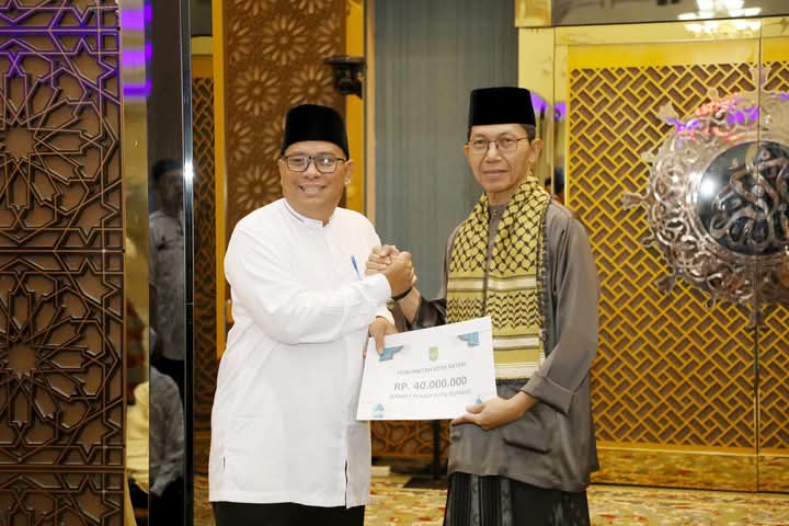 Wali Kota Batam, Amsakar Achmad  kembali melaksanakan giat Safari Ramadhan Buka Puasa Bersama di Masjid Darussalam, Perumahan Muka Kuning Indah 1, Kelurahan Buliang, Kecamatan Batu Aji, Kamis (20/3/2025). Foto: INIKEPRI.COM/Media Center Batam 