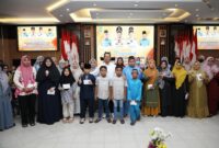 Wali Kota Batam, Amsakar Achmad, menyerahkan santunan untuk janda dan anak yatim piatu yang merupakan keluarga dari pegawai di lingkungan Pemerintah Kota Batam. Kegiatan tersebut berlangsung di Kantor Wali Kota Batam, Jumat (21/3/2025). Foto: INIKEPRI.COM/Media Center Batam 