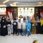 Wali Kota Batam, Amsakar Achmad, menyerahkan santunan untuk janda dan anak yatim piatu yang merupakan keluarga dari pegawai di lingkungan Pemerintah Kota Batam. Kegiatan tersebut berlangsung di Kantor Wali Kota Batam, Jumat (21/3/2025). Foto: INIKEPRI.COM/Media Center Batam 