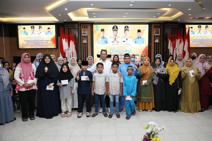 Wali Kota Batam, Amsakar Achmad, menyerahkan santunan untuk janda dan anak yatim piatu yang merupakan keluarga dari pegawai di lingkungan Pemerintah Kota Batam. Kegiatan tersebut berlangsung di Kantor Wali Kota Batam, Jumat (21/3/2025). Foto: INIKEPRI.COM/Media Center Batam 