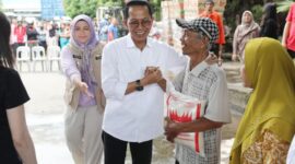 Wali Kota Batam, Amsakar Achmad, secara simbolis menyerahkan 2.200 paket sembako gratis yang diberikan oleh Utama Group Batam, di Halaman Gedung Utama Group, Komplek Indah Industri Park, Senin (24/3/2025). Foto: INIKEPRI.COM/Media Center Batam 