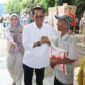 Wali Kota Batam, Amsakar Achmad, secara simbolis menyerahkan 2.200 paket sembako gratis yang diberikan oleh Utama Group Batam, di Halaman Gedung Utama Group, Komplek Indah Industri Park, Senin (24/3/2025). Foto: INIKEPRI.COM/Media Center Batam 
